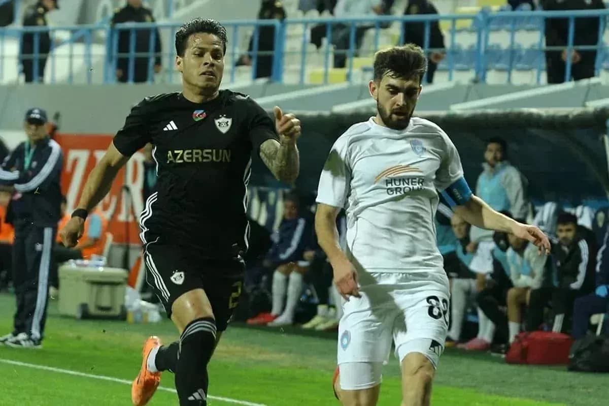 Игроки Qabala и Qarabag в борьбе за мяч