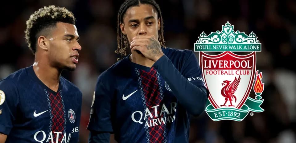 Два игрока PSG обсуждают игру на поле