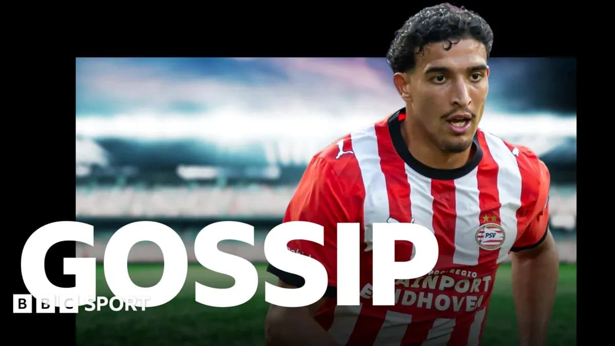 Игрок PSV в красной футболке на стадионе