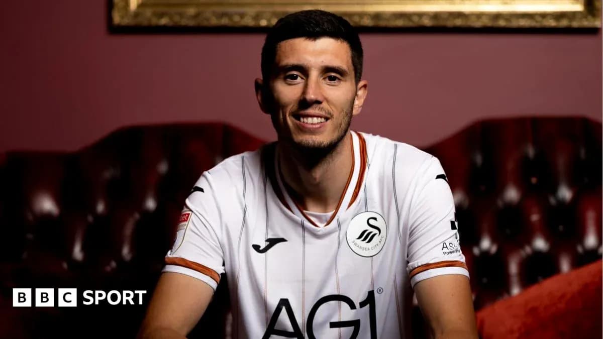 Игрок в футболке Swansea City на фоне дивана