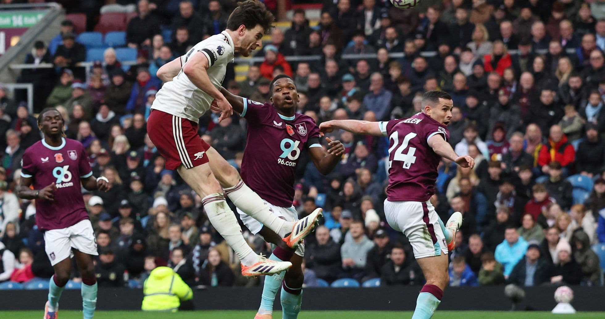 Игроки Arsenal и Burnley в борьбе за мяч