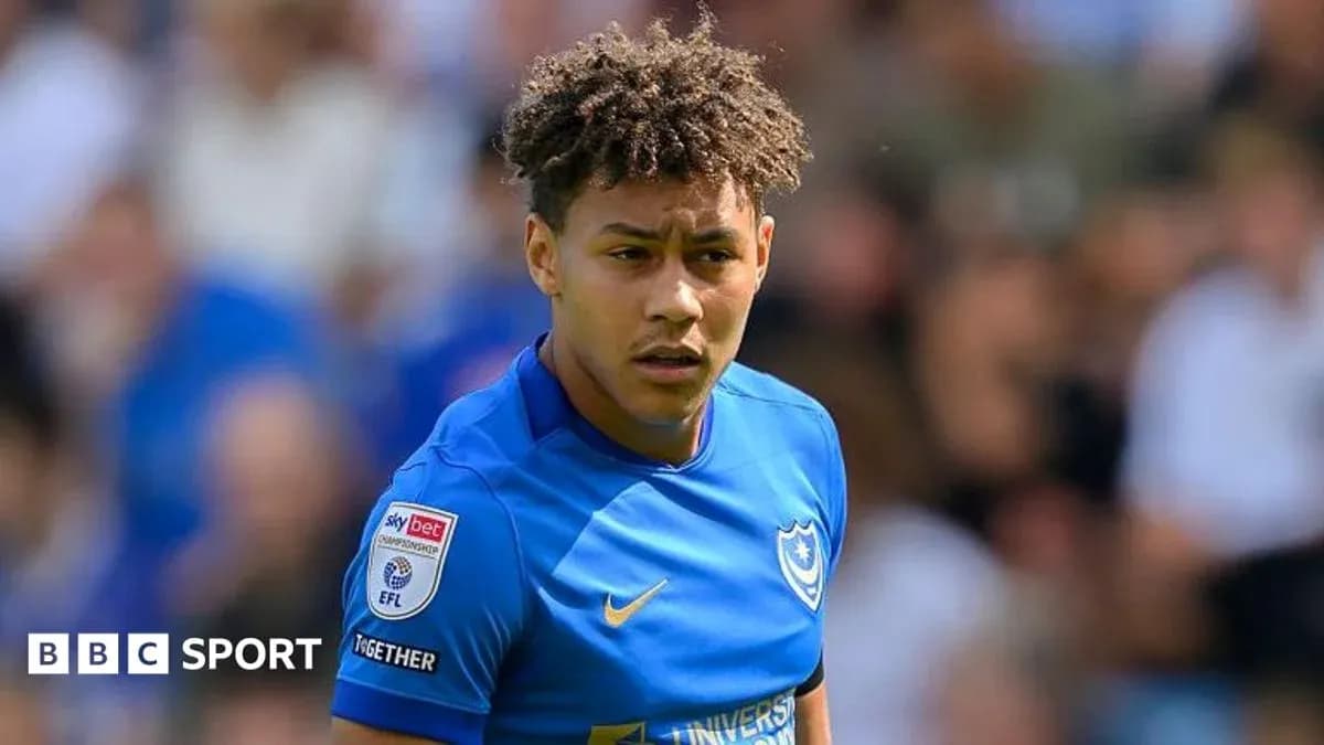 Игрок Portsmouth в синей форме на поле