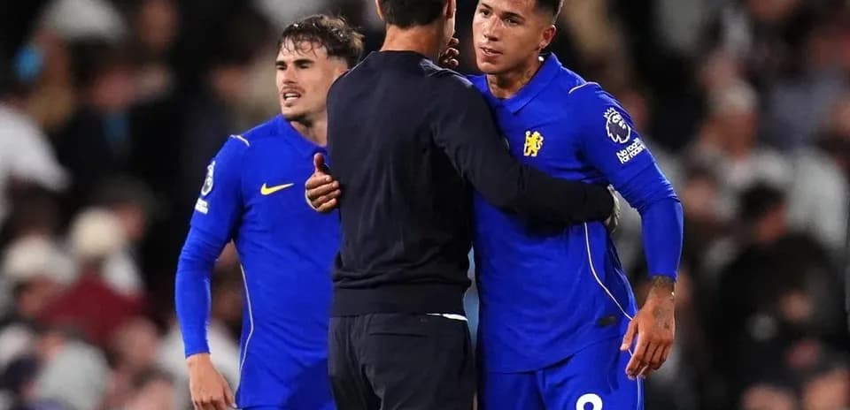 Игроки Chelsea обнимаются с тренером после матча