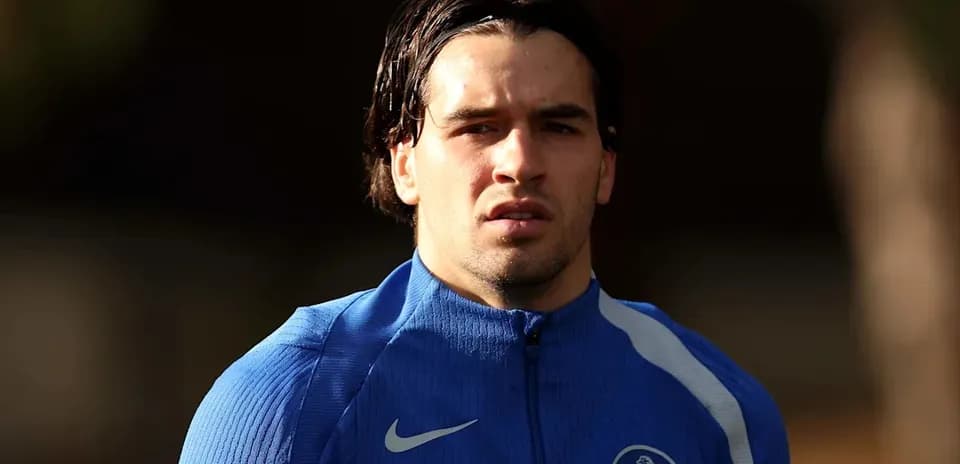 Игрок в синей тренировочной форме Chelsea FC