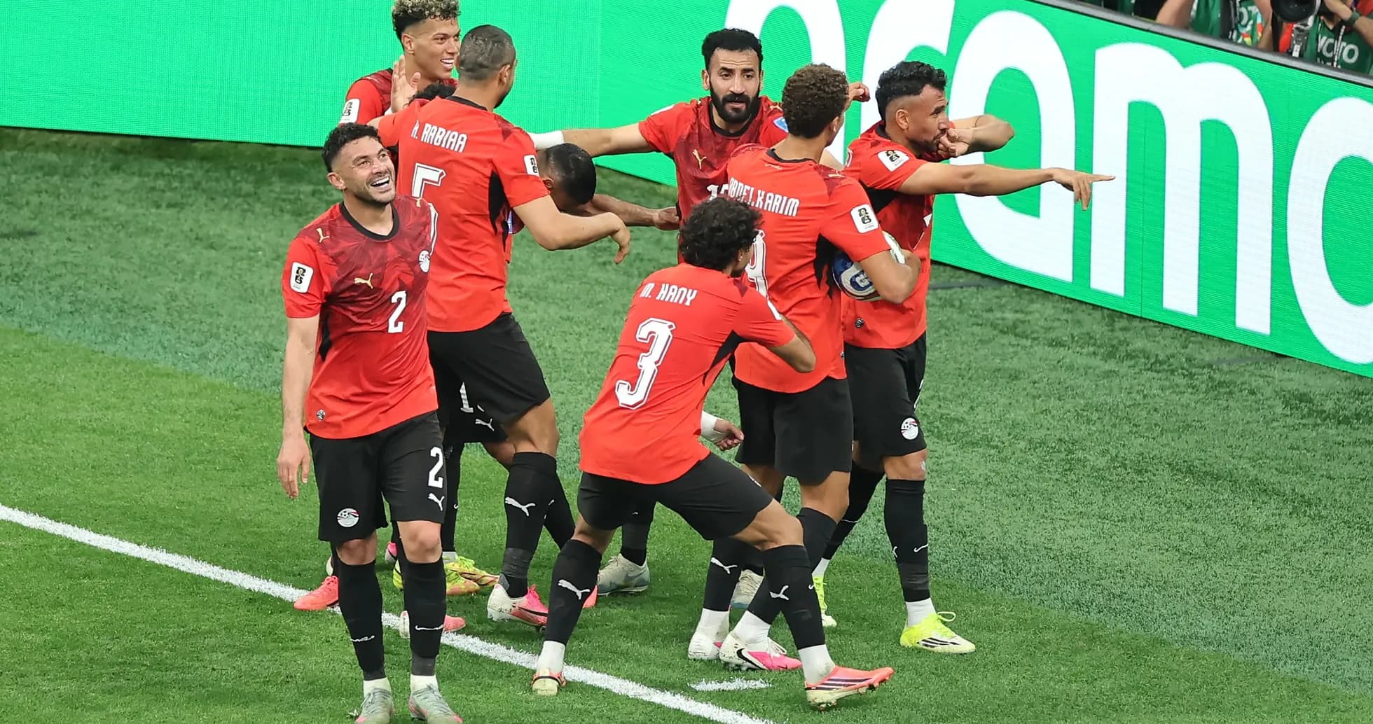 Игроки сборной Египта празднуют забитый гол