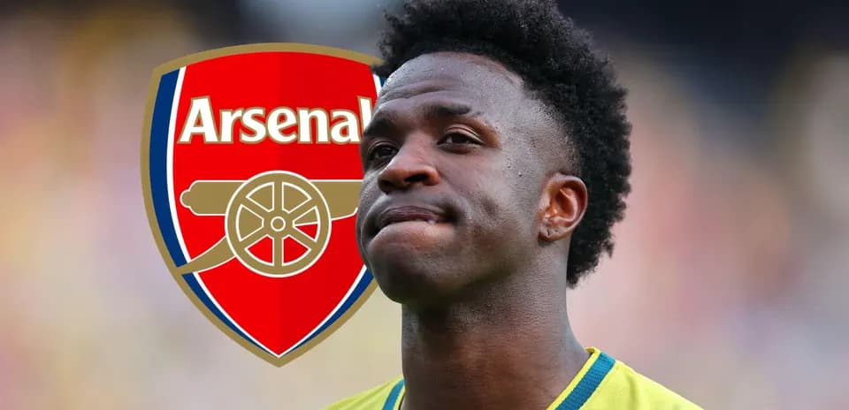 Игрок в форме Arsenal на фоне логотипа клуба