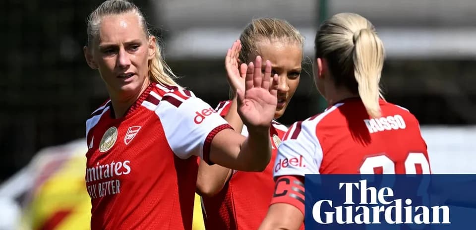 Игроки Arsenal обсуждают на тренировке
