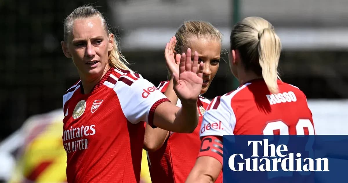 Игроки Arsenal обсуждают на тренировке