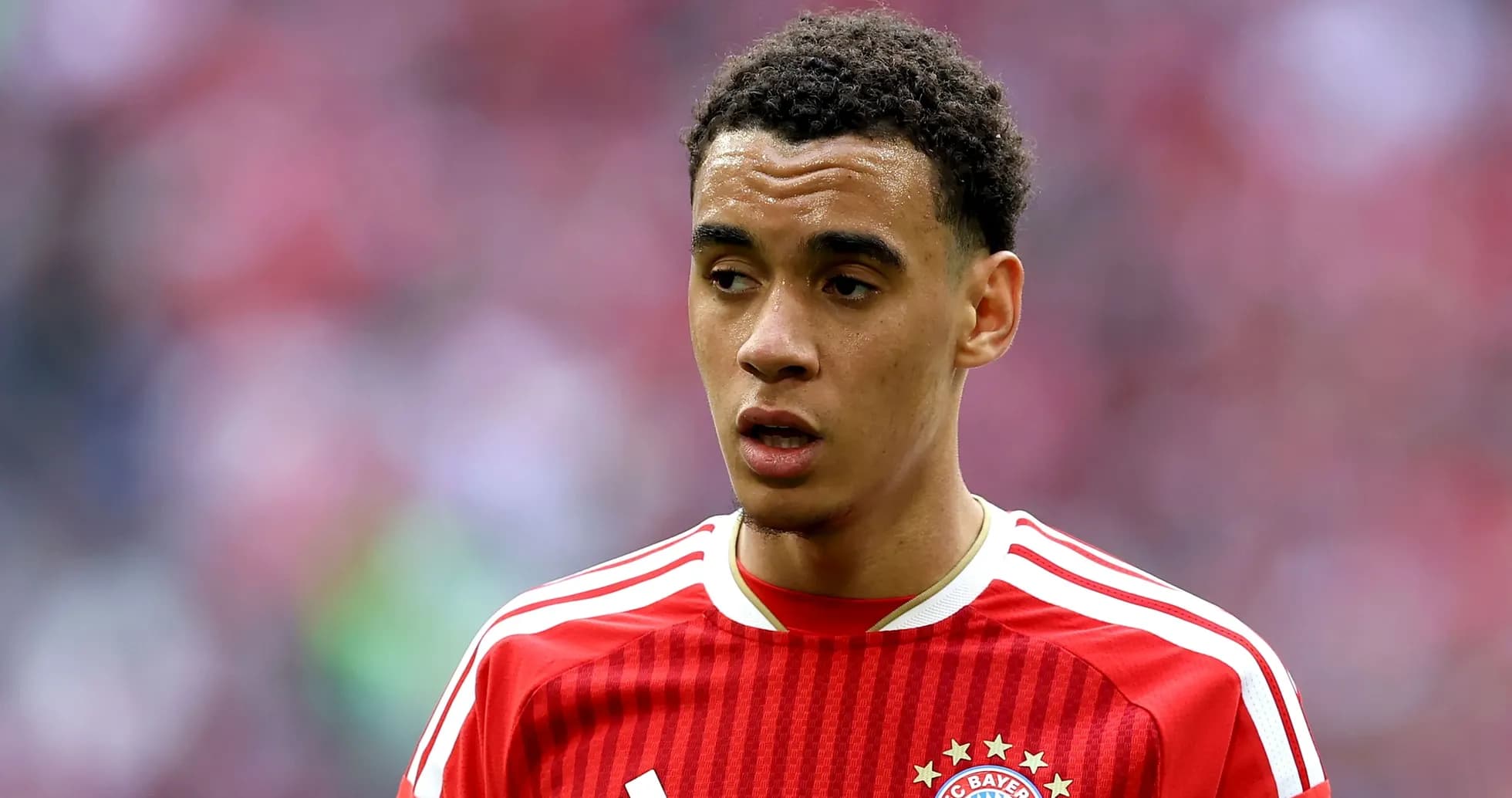 Игрок в красной форме FC Bayern на поле