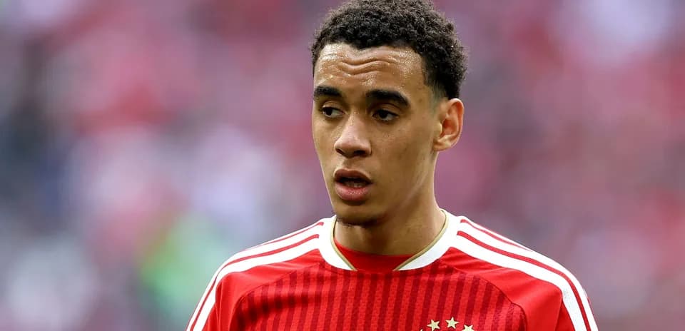 Игрок в красной форме FC Bayern на поле