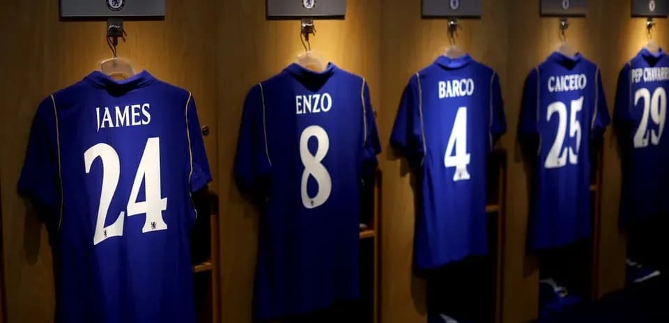 Футбольные футболки игроков Chelsea в раздевалке