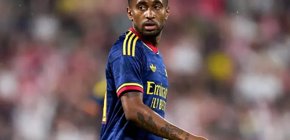 Игрок в форме Arsenal на футбольном поле