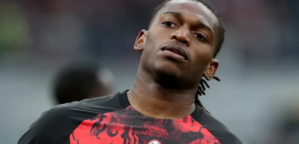 Игрок в форме AC Milan на тренировке
