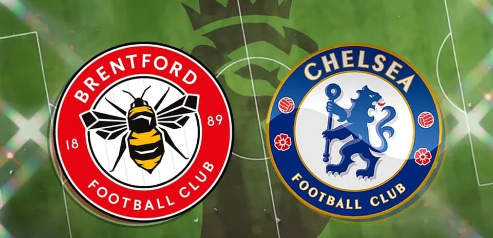 Логотипы Brentford и Chelsea на футбольном поле
