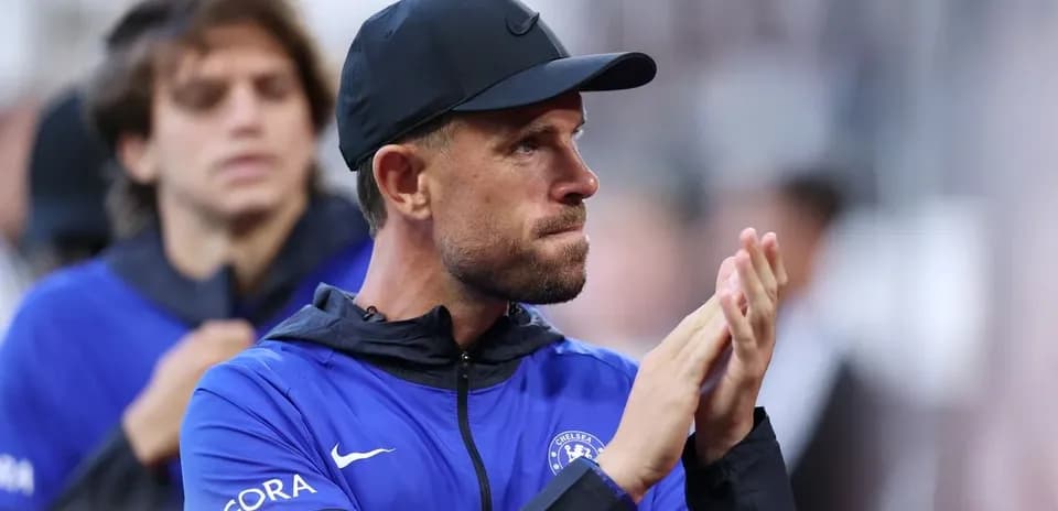 Тренер команды Chelsea аплодирует на скамейке запасных