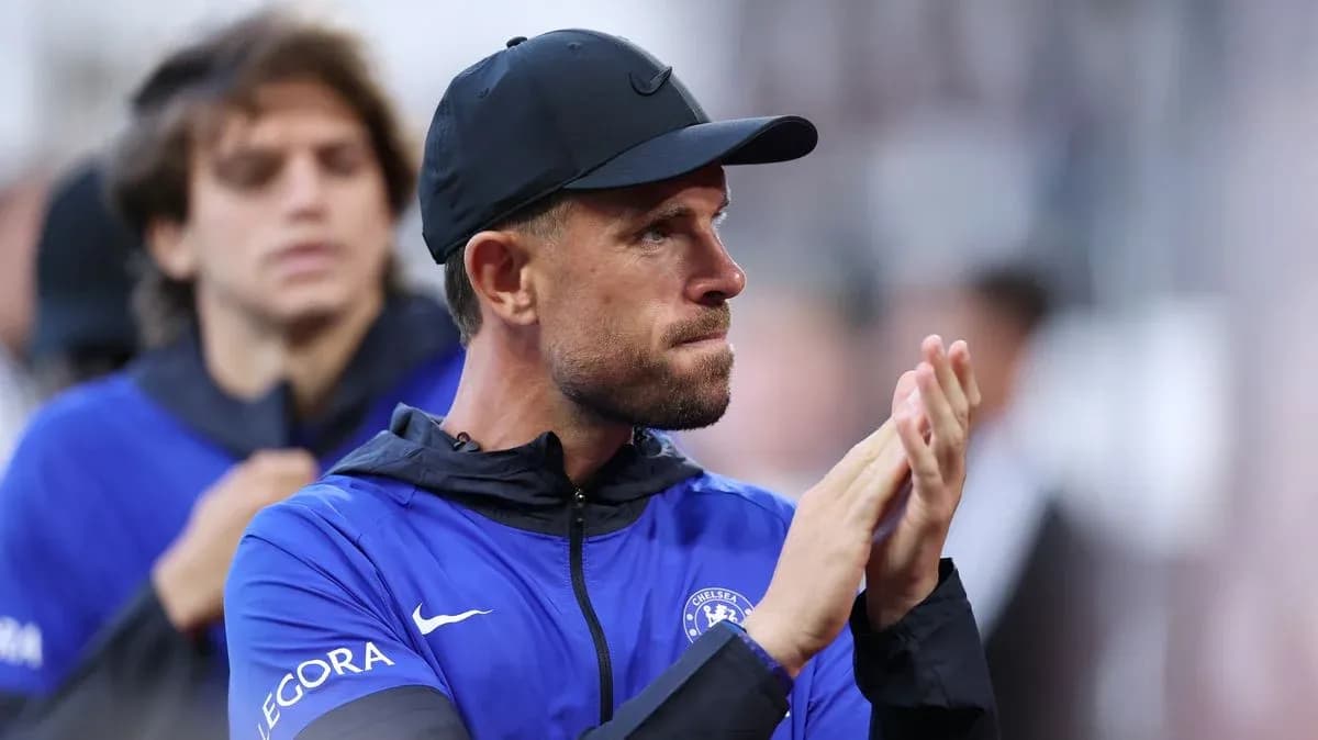 Тренер команды Chelsea аплодирует на скамейке запасных