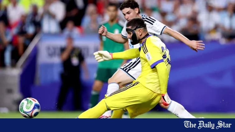 Вратарь в желтой форме делает сейв во время матча