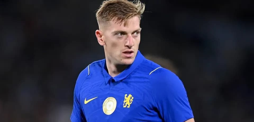 Игрок в синей футболке Chelsea на поле