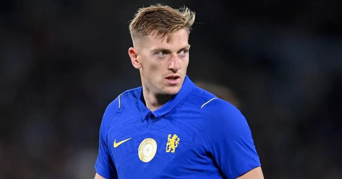 Игрок в синей футболке Chelsea на поле