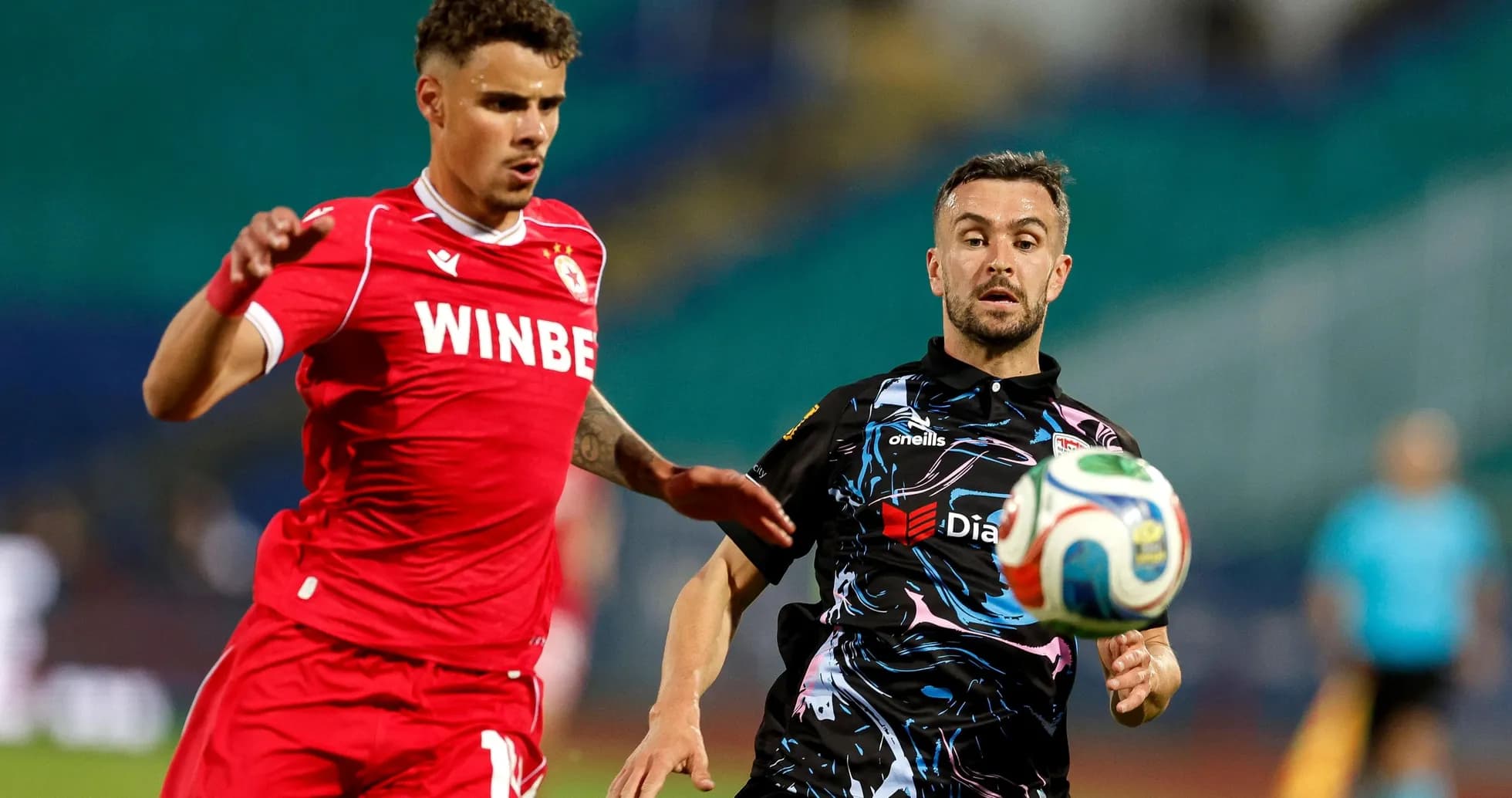 Игроки OFI и CSKA София борются за мяч