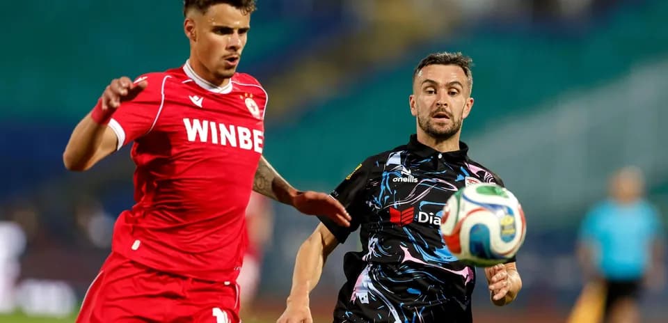 Игроки OFI и CSKA София борются за мяч