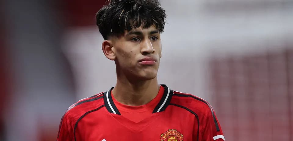 Игрок Manchester United в красной форме на поле
