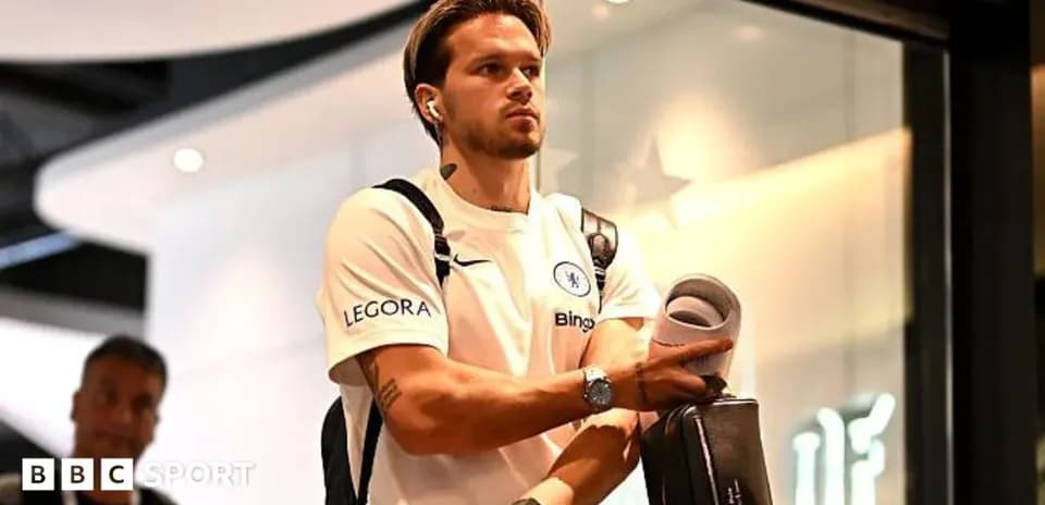 Игрок Chelsea с сумкой и документами в аэропорту