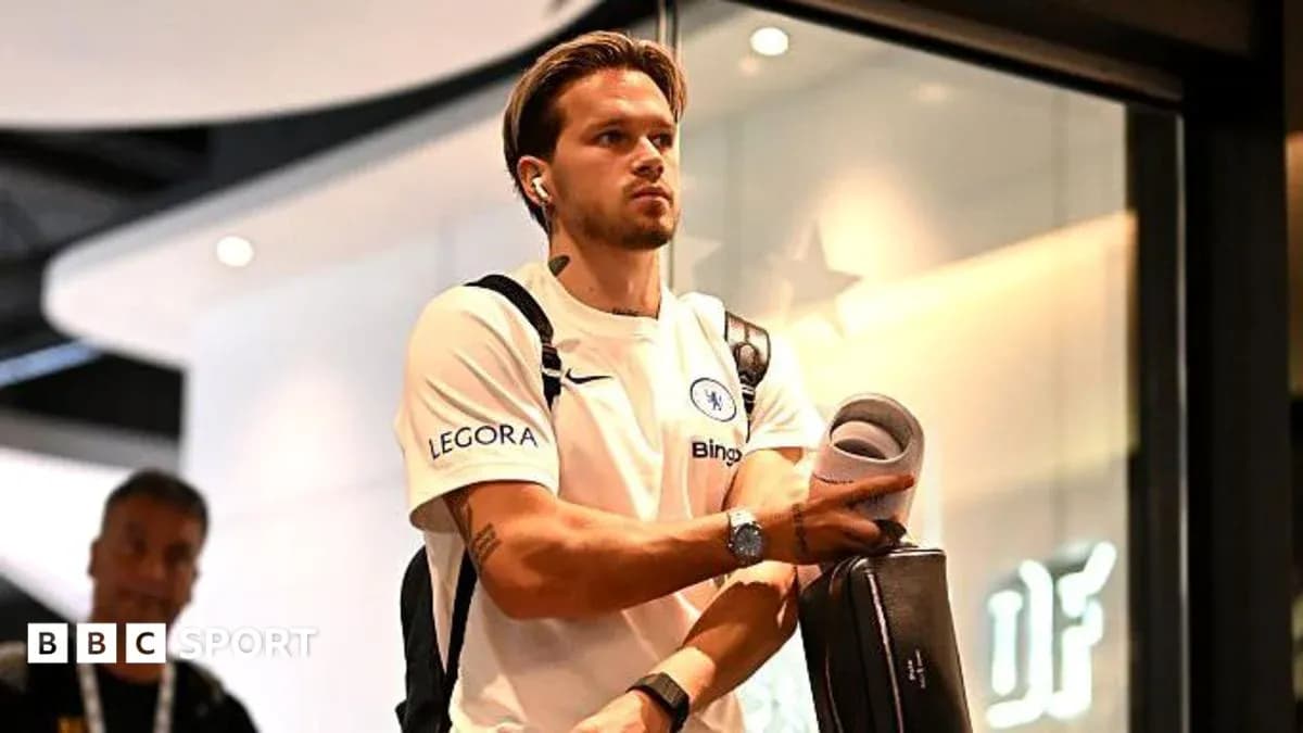 Игрок Chelsea с сумкой и документами в аэропорту