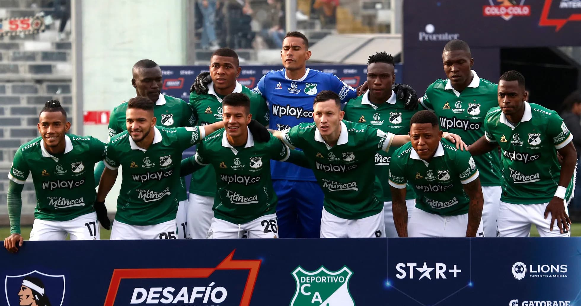 Команда Deportivo Cali позирует для фотографий перед матчем