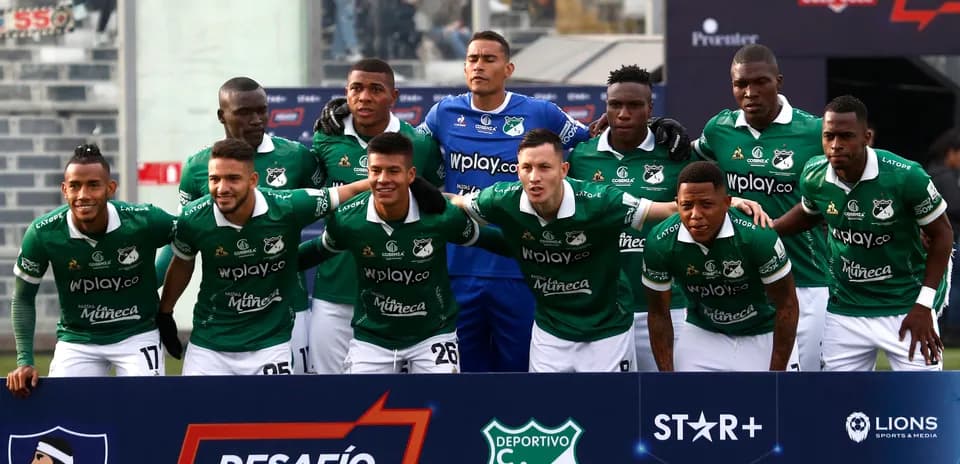 Команда Deportivo Cali позирует для фотографий перед матчем