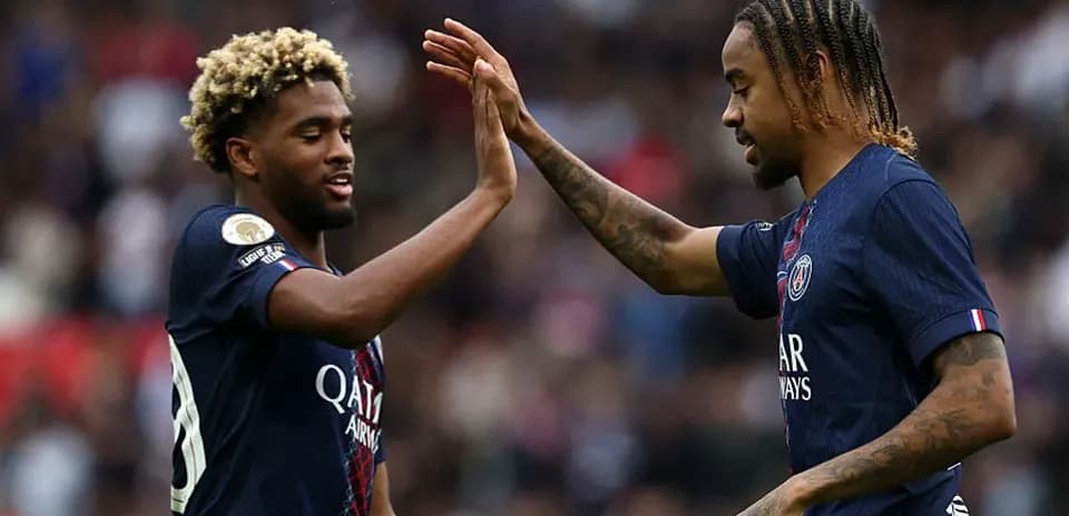 Игроки PSG приветствуют друг друга на поле