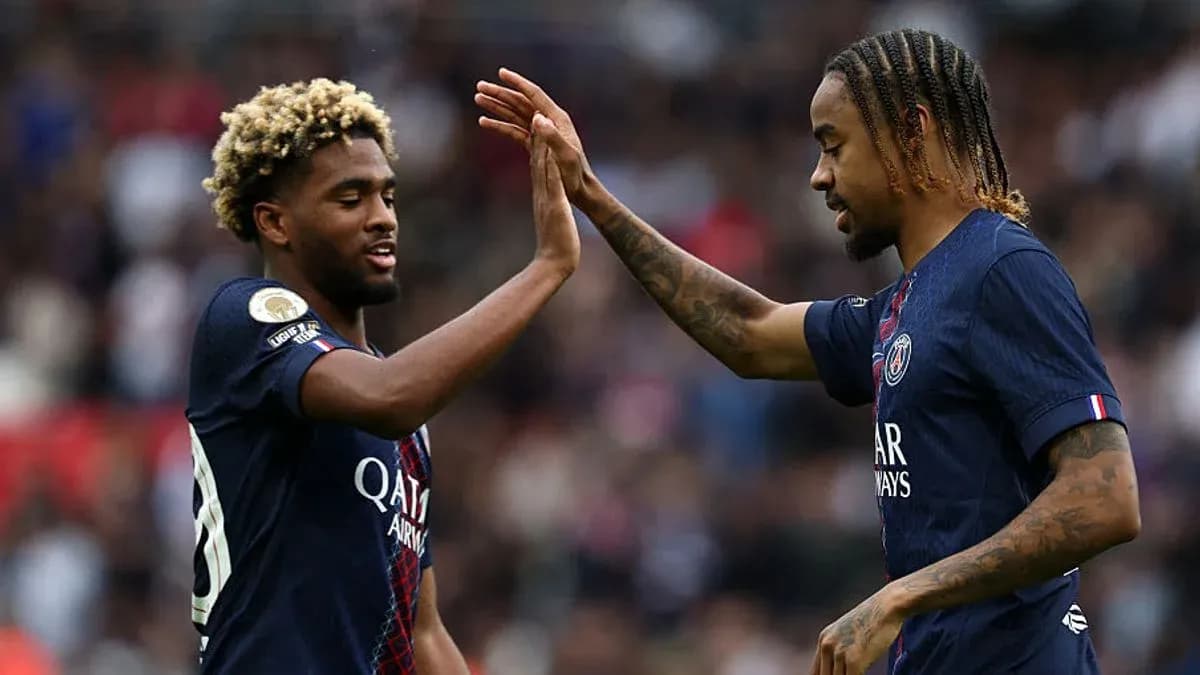 Игроки PSG приветствуют друг друга на поле