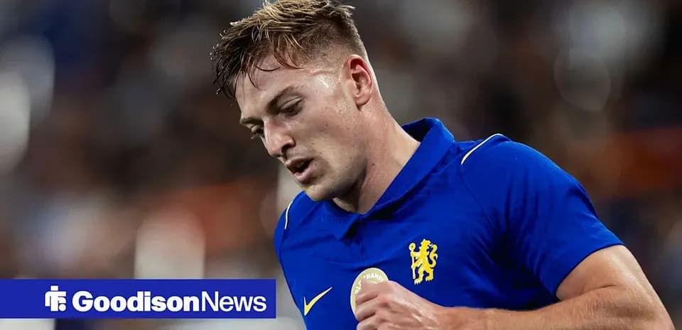Игрок в синей форме Chelsea во время матча