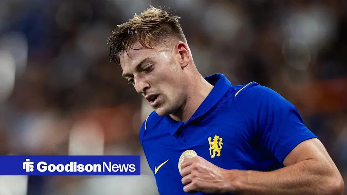 Игрок в синей форме Chelsea во время матча