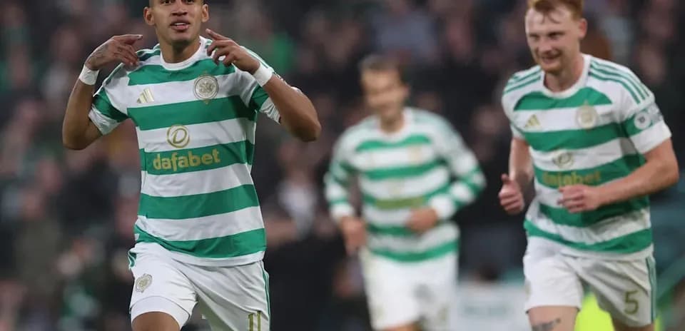 Игроки Celtic празднуют гол на стадионе