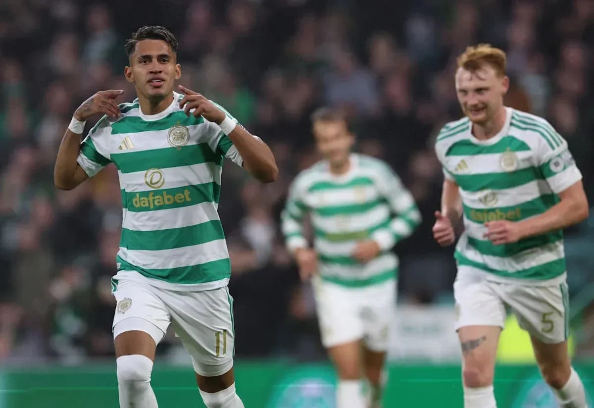 Игроки Celtic празднуют гол на стадионе