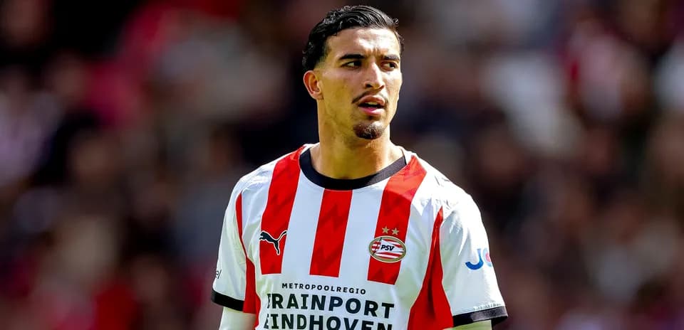 Игрок PSV в футболке с красными и белыми полосами