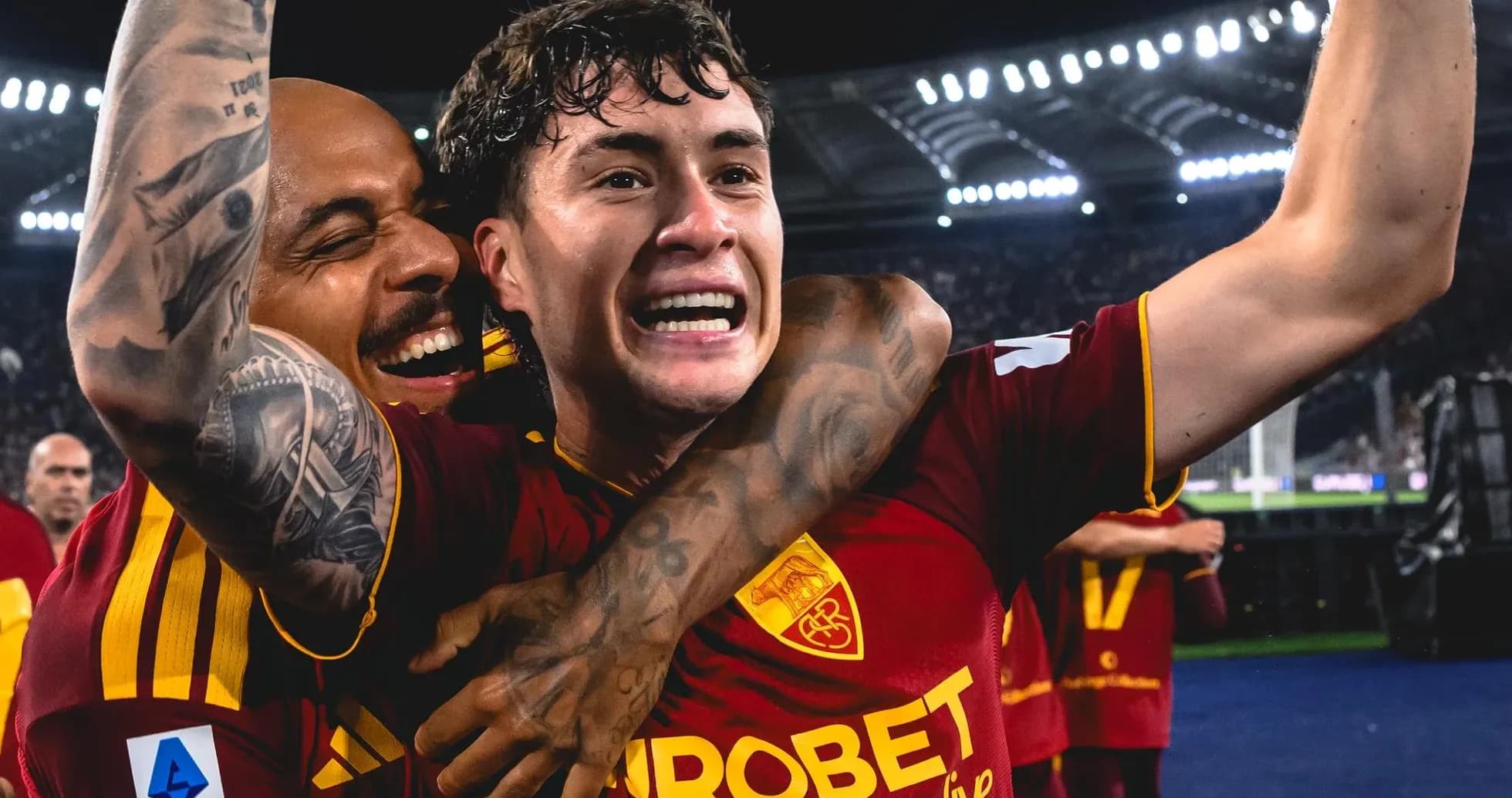 Игроки AS Roma празднуют гол на стадионе