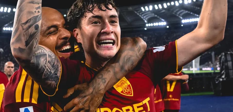 Игроки AS Roma празднуют гол на стадионе
