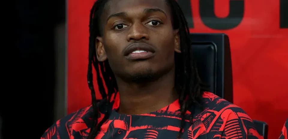 Игрок AC Milan на скамейке запасных во время матча
