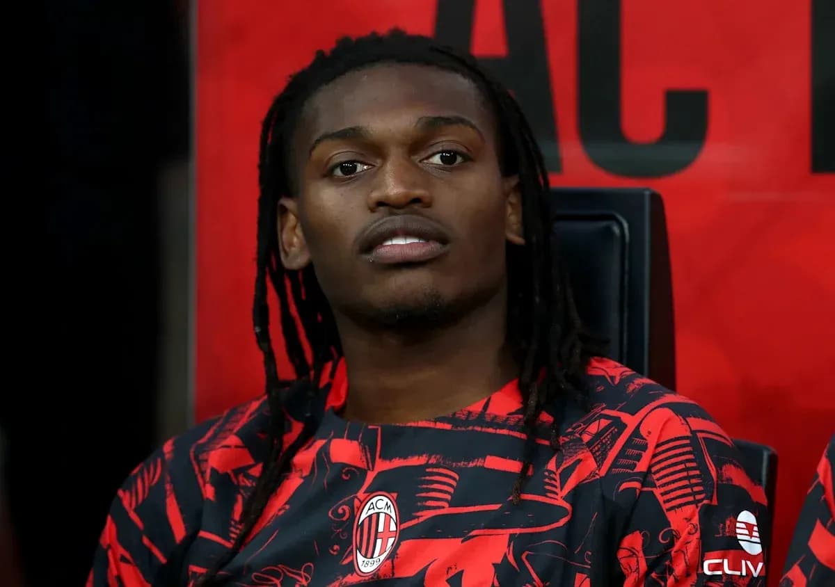 Игрок AC Milan на скамейке запасных во время матча