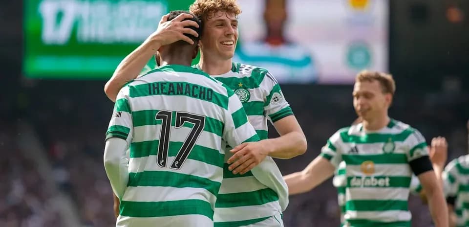 Игроки Celtic празднуют гол на поле