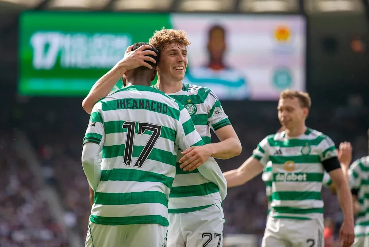 Игроки Celtic празднуют гол на поле