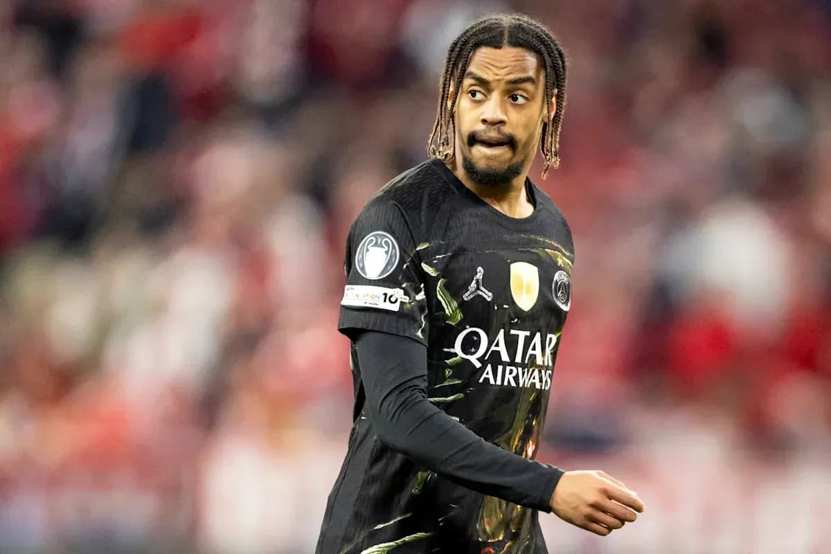 Игрок в черной форме PSG на поле матча
