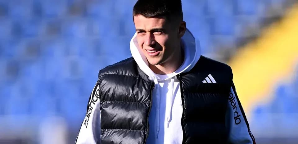 Игрок в спортивной одежде на стадионе