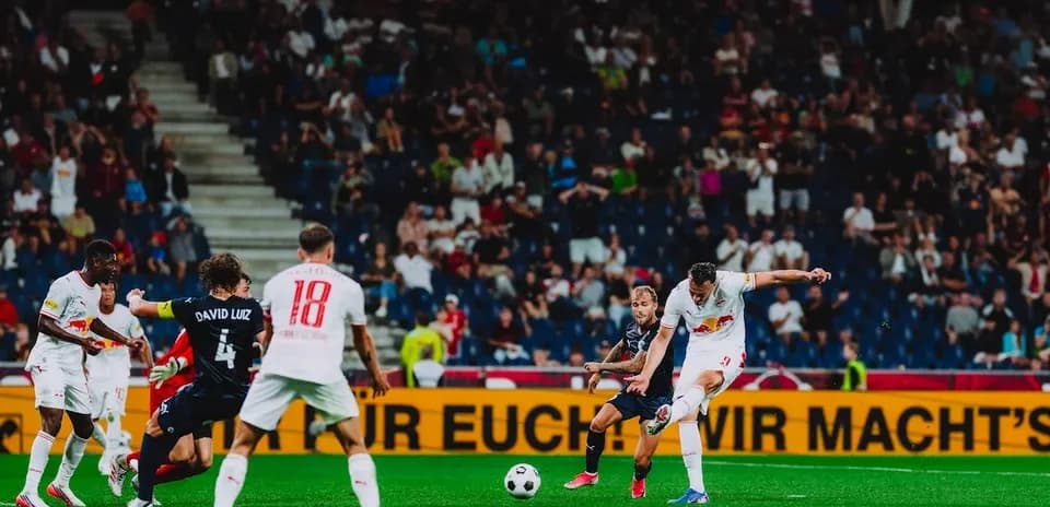 Игроки Red Bull Salzburg в атаке