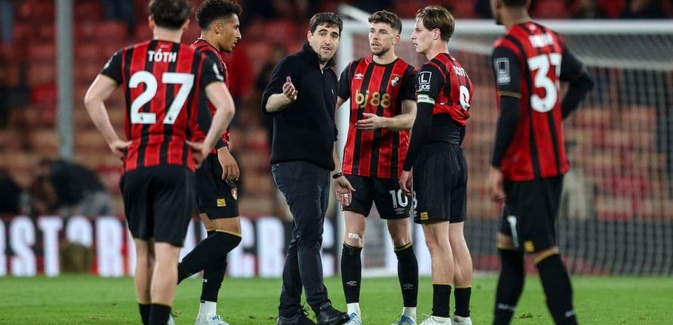 Игроки Bournemouth обсуждают тактику с тренером