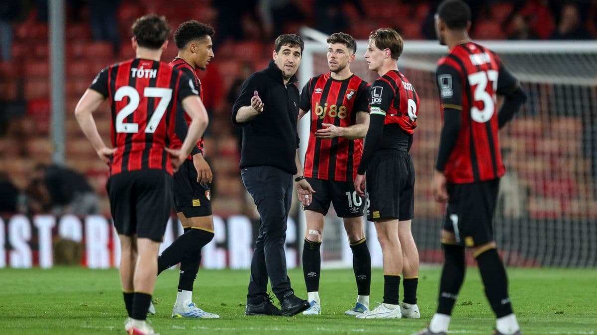 Игроки Bournemouth обсуждают тактику с тренером