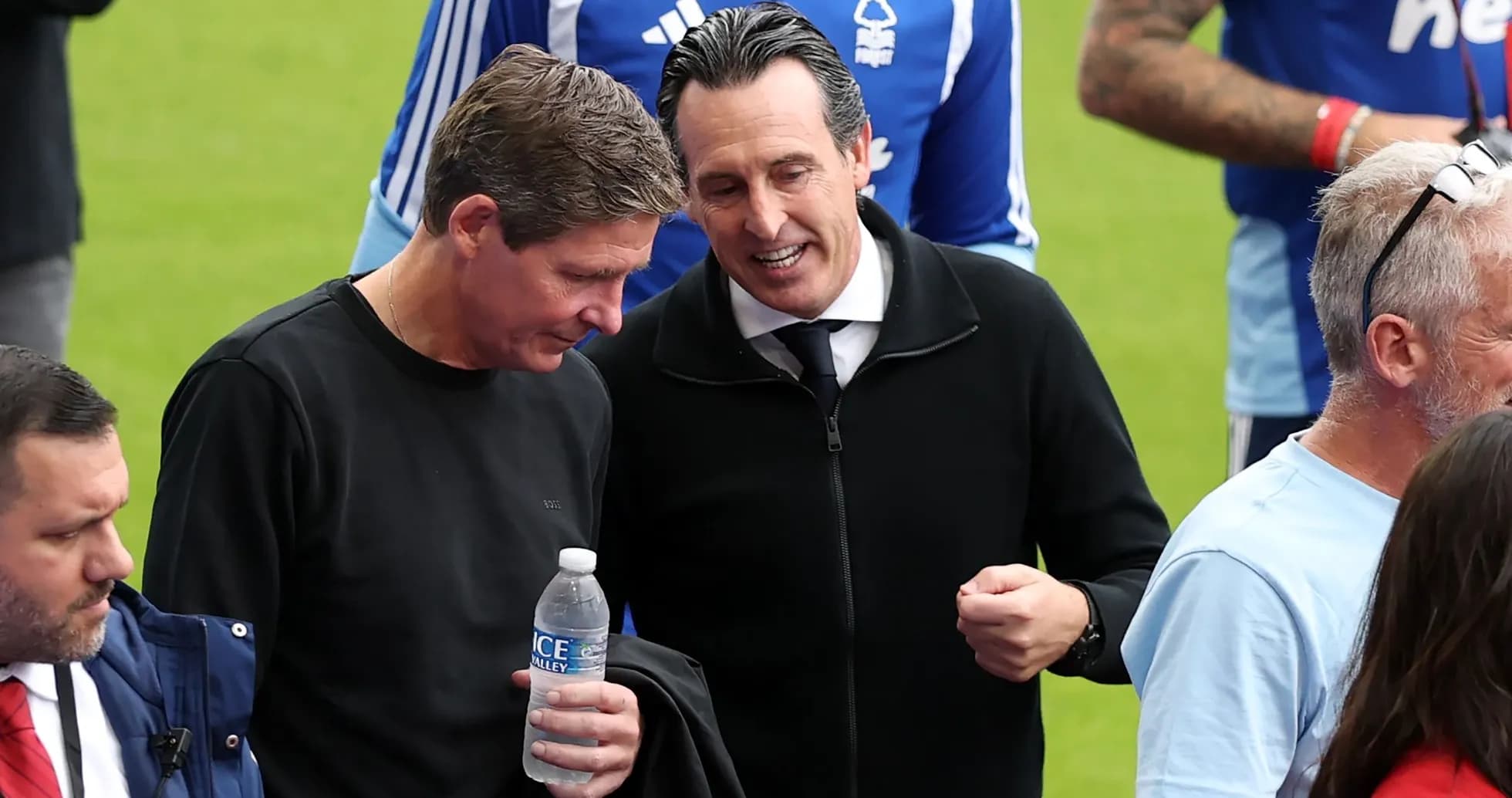 Тренеры обсуждают на стадионе перед матчем