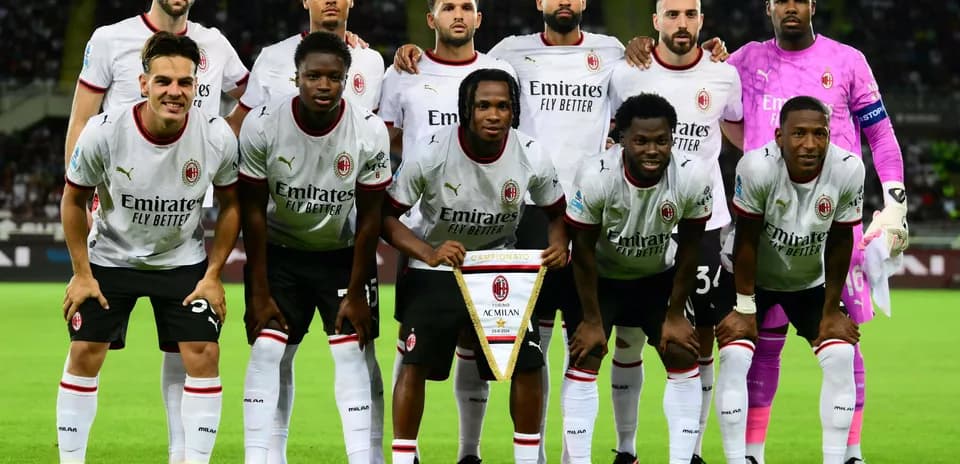 Команда AC Milan на футбольном поле